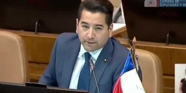 Javier Olivares protagoniza lapsus en plena sesión del Congreso