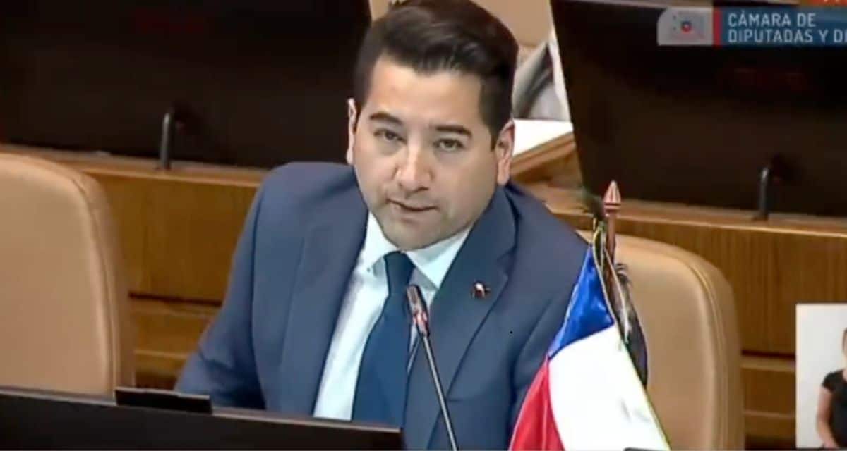 Javier Olivares protagoniza lapsus en plena sesión del Congreso