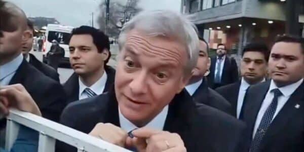 José Antonio Kast en Villarrica durante un tenso intercambio con una mujer y un niño