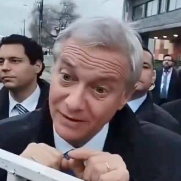 José Antonio Kast en Villarrica durante un tenso intercambio con una mujer y un niño