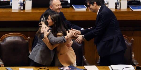 Ley de Escuelas Protegidas enfrenta reparos de oposición tras aprobación en el Congreso