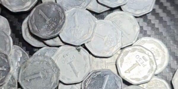 Moneda de $1 de 2014 en Chile, una pieza atribuida a un reducido grupo de ejemplares para coleccionistas.