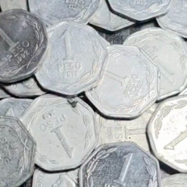 Moneda de $1 de 2014 en Chile, una pieza atribuida a un reducido grupo de ejemplares para coleccionistas.