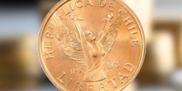 Moneda de 10 pesos chilena con error de acuñación que puede valer hasta 100 mil pesos