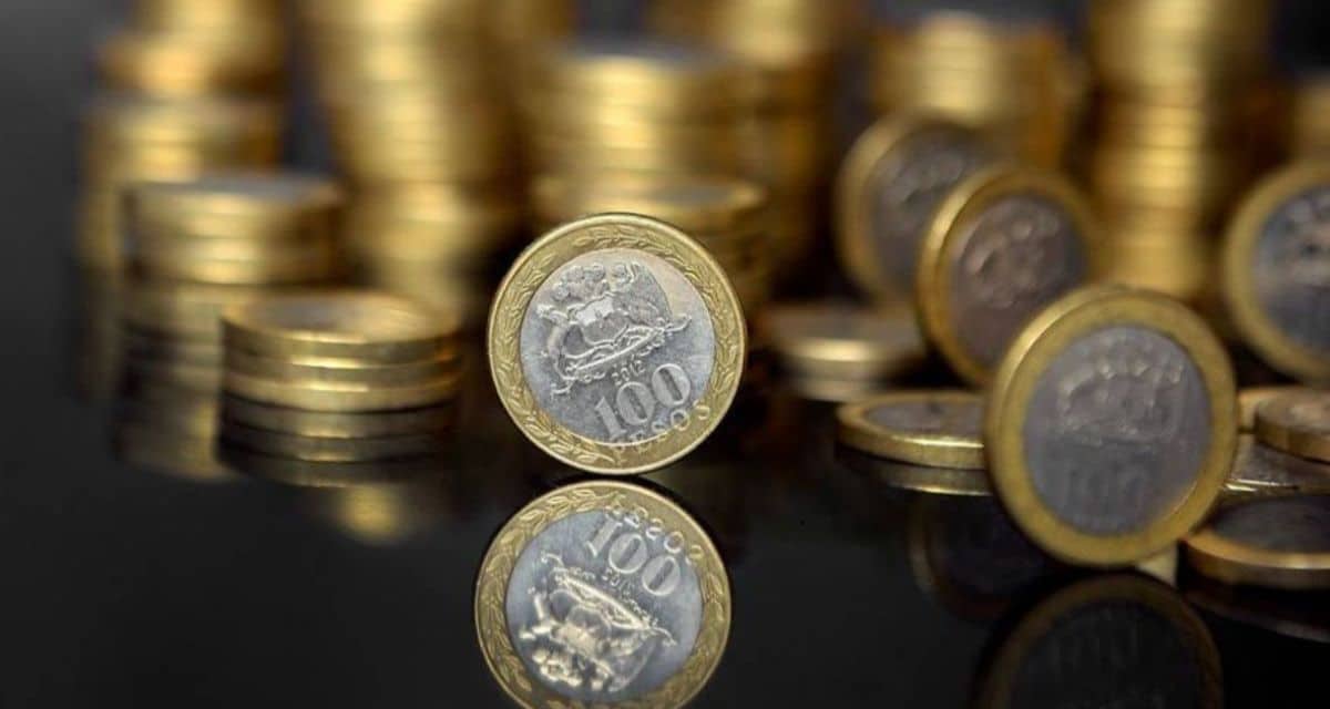 Moneda de $100 con copihues que es buscada por coleccionistas en Chile