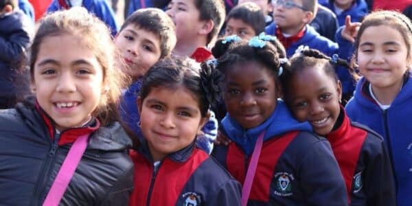 Niños haitianos ubicados en comunas de Chile luego de denuncia por menores no ubicables