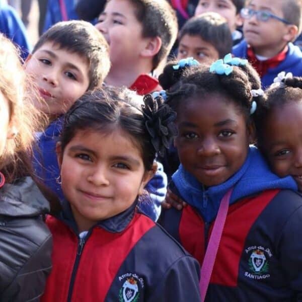Niños haitianos ubicados en comunas de Chile luego de denuncia por menores no ubicables