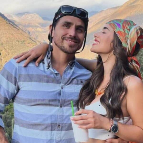 Pangal Andrade y Melina Noto posan junto a su hija Alanna durante viaje familiar por Capadocia