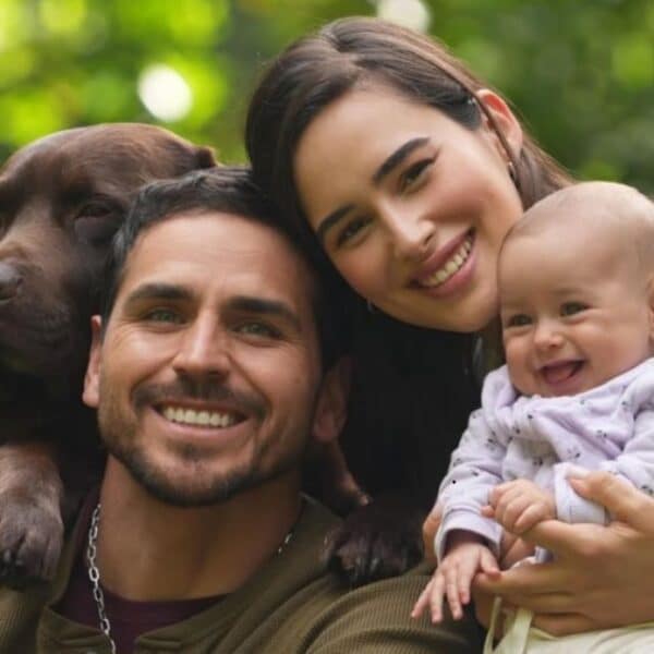Pangal Andrade sostiene a su hija Alanna mientras Meli Noto reacciona nerviosa en un video viral