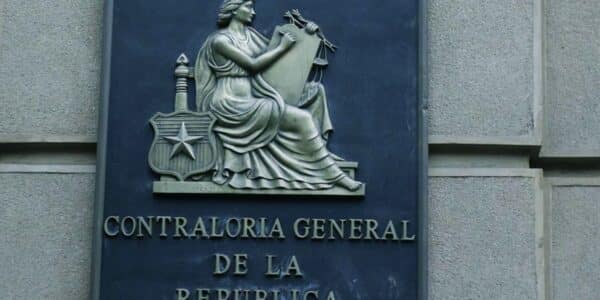 Permisos de circulación fueron renovados irregularmente en municipalidades pese a multas impagas