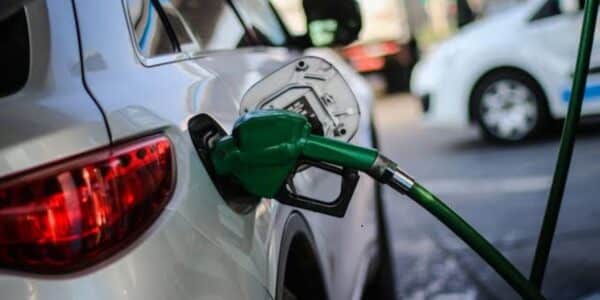 Precio de las bencinas podría bajar nuevamente tras caída del petróleo internacional