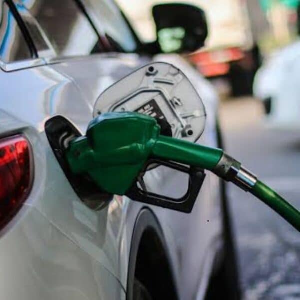 Precio de las bencinas podría bajar nuevamente tras caída del petróleo internacional
