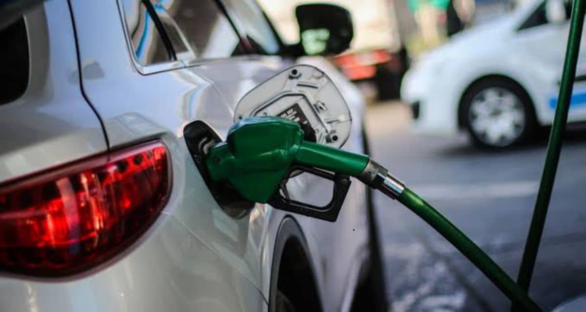 Precio de las bencinas podría bajar nuevamente tras caída del petróleo internacional