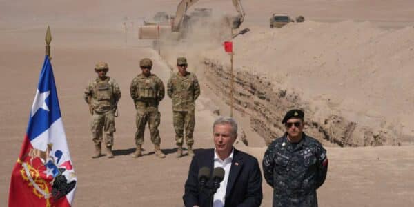 Puente clandestino en Colchane construido sobre zanja fronteriza entre Chile y Bolivia