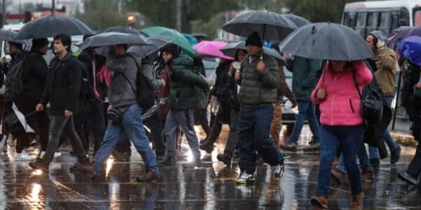 Sistema frontal avanzará por la Región Metropolitana con lluvias y fuertes vientos en Santiago