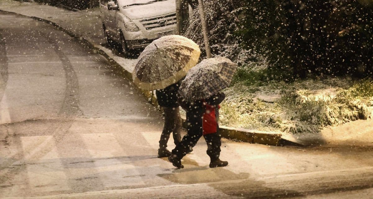 Sistema frontal se acerca a Chile con lluvias, viento y probable nieve en tres regiones