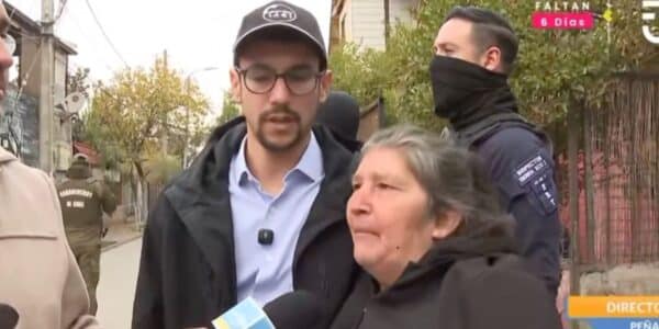 Vecina de Peñalolén toma micrófono durante despacho televisivo y lanza críticas a Kast