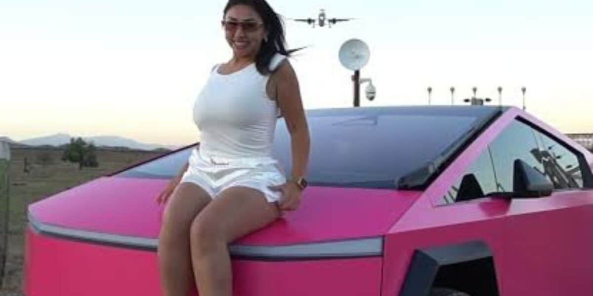 Accidente de Naya Fácil al salir en reversa con su Tesla Cybertruck en La Reina