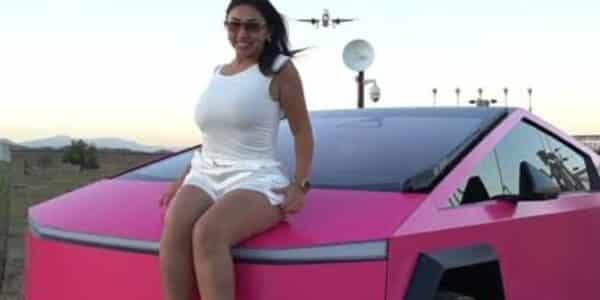 Accidente de Naya Fácil al salir en reversa con su Tesla Cybertruck en La Reina