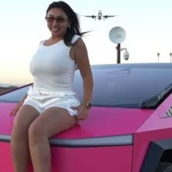 Accidente de Naya Fácil al salir en reversa con su Tesla Cybertruck en La Reina