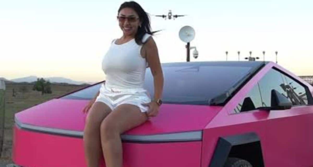Accidente de Naya Fácil al salir en reversa con su Tesla Cybertruck en La Reina