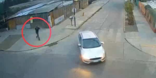 Ataque en Quinta Normal registrado por cámara de seguridad contra auto donde viajaba un niño de 7 años