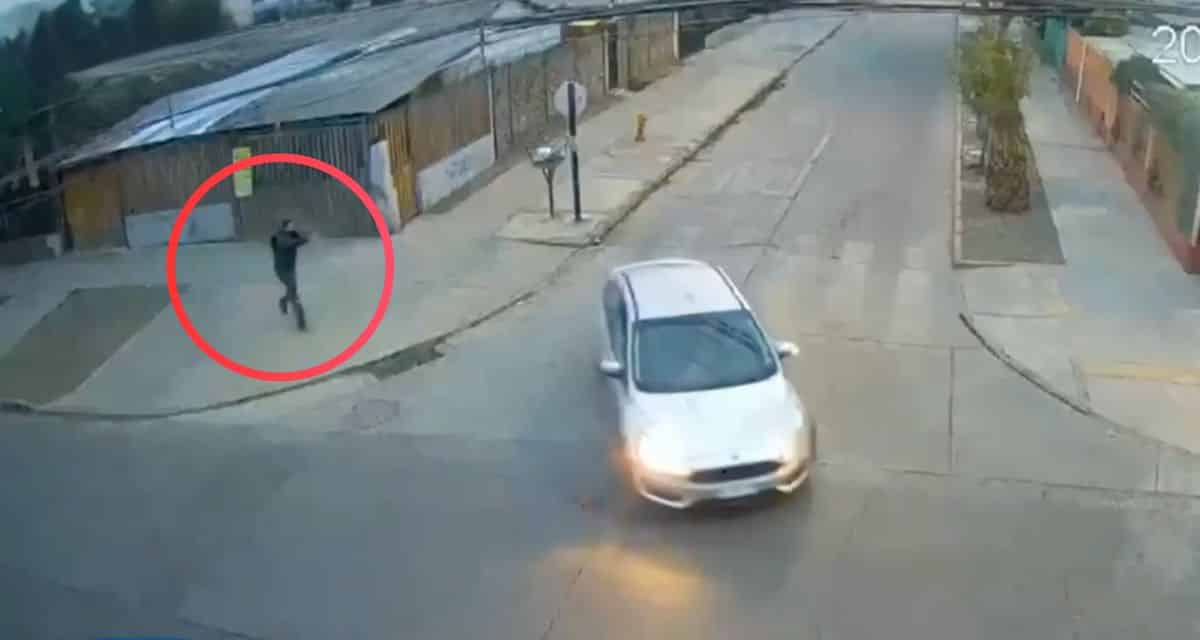 Ataque en Quinta Normal registrado por cámara de seguridad contra auto donde viajaba un niño de 7 años