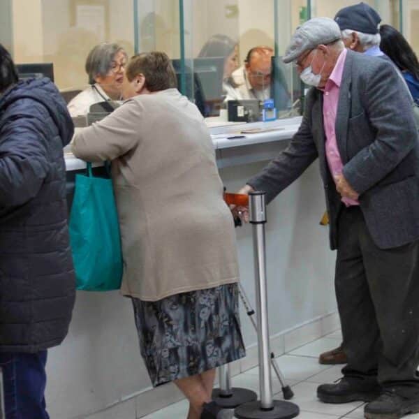Adultos mayores beneficiados con el aumento de la PGU a $250.275 mensuales