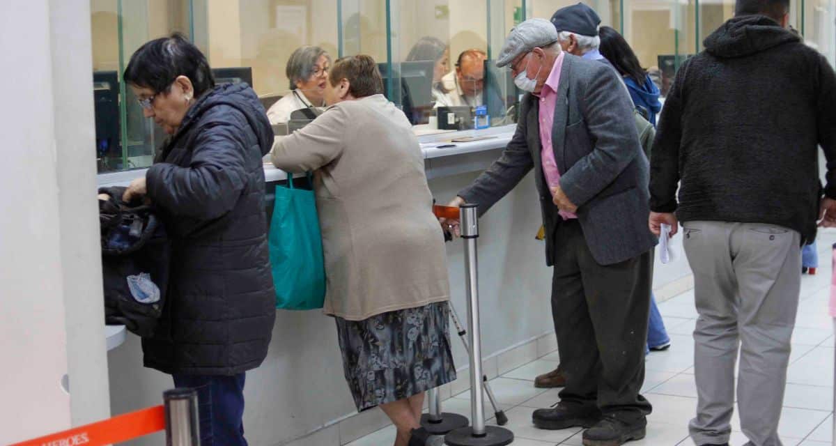 Adultos mayores beneficiados con el aumento de la PGU a $250.275 mensuales