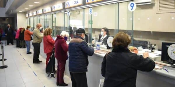 Pensionados revisan el aumento de la PGU a $250.275 y la nueva nómina de beneficiarios
