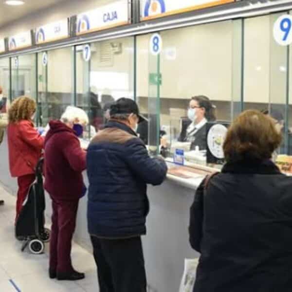 Pensionados revisan el aumento de la PGU a $250.275 y la nueva nómina de beneficiarios