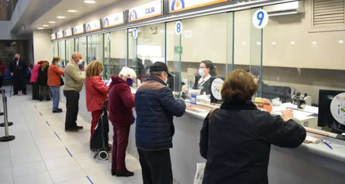 Pensionados revisan el aumento de la PGU a $250.275 y la nueva nómina de beneficiarios