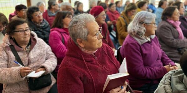 Pensionados revisan el aumento de la PGU que comenzará a aplicarse desde septiembre de 2026 en Chile