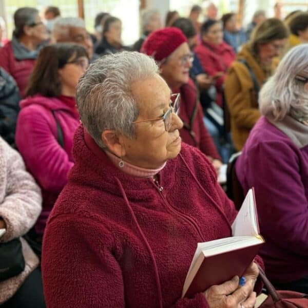Pensionados revisan el aumento de la PGU que comenzará a aplicarse desde septiembre de 2026 en Chile