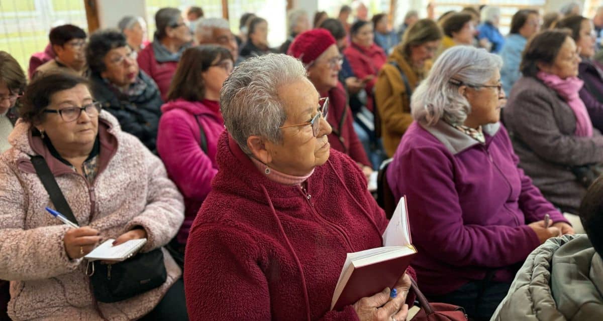Pensionados revisan el aumento de la PGU que comenzará a aplicarse desde septiembre de 2026 en Chile