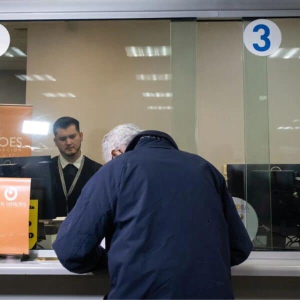 Adultos mayores revisan las fechas y grupos contemplados en el aumento de la PGU
