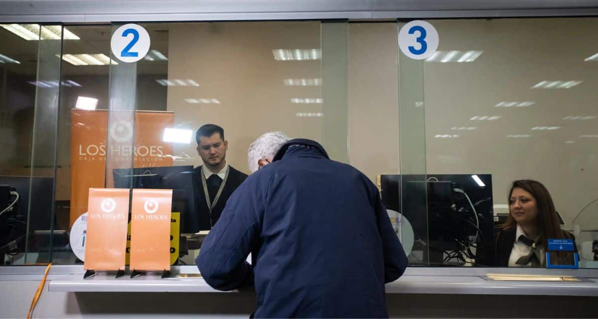 Adultos mayores revisan las fechas y grupos contemplados en el aumento de la PGU