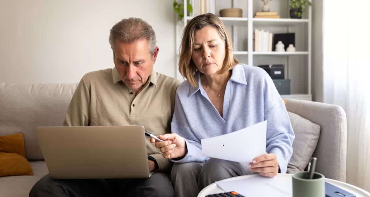 Pensionado revisa las condiciones para mantener el pago mensual del Beneficio por Años Cotizados