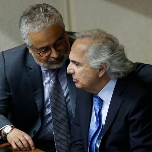 Chats de Chadwick y Hermosilla revelan conversaciones sobre el exfiscal Manuel Guerra y la causa de Santiago Valdés