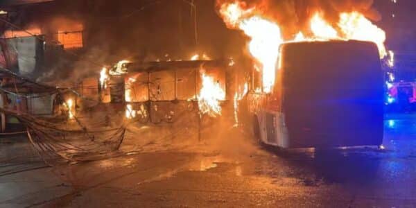 Choque en Santiago entre una camioneta y un bus RED terminó con cinco fallecidos y una farmacia incendiada