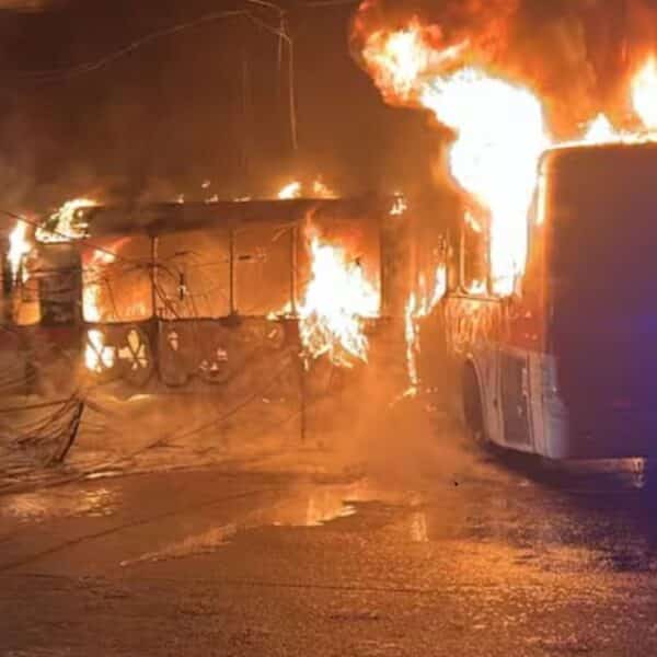 Choque en Santiago entre una camioneta y un bus RED terminó con cinco fallecidos y una farmacia incendiada