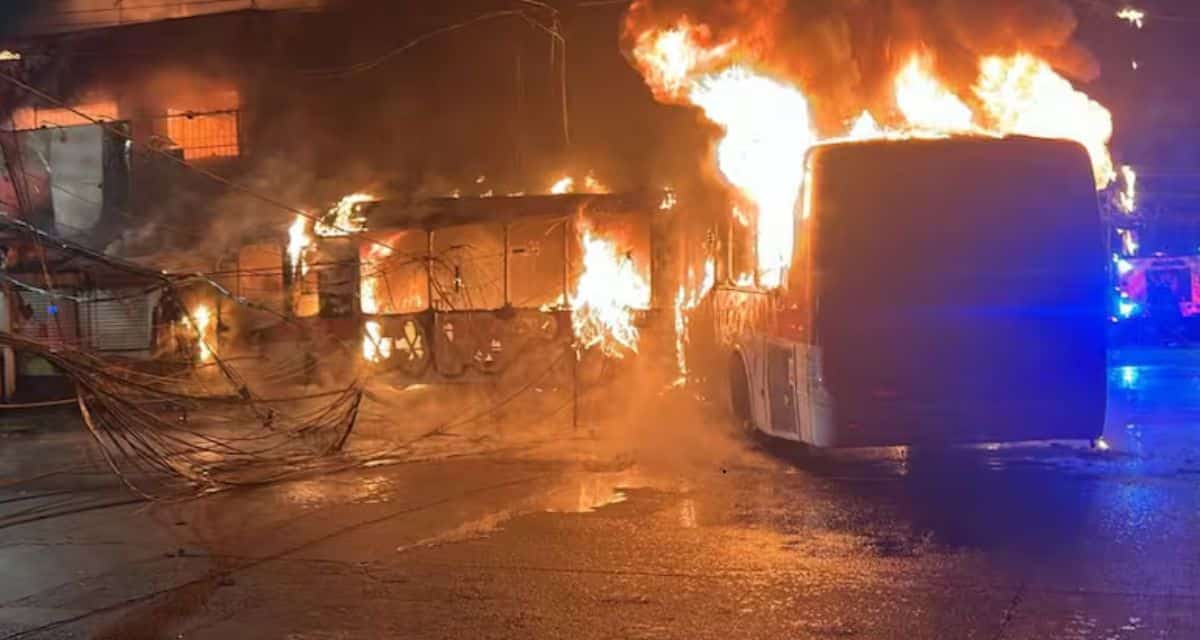 Choque en Santiago entre una camioneta y un bus RED terminó con cinco fallecidos y una farmacia incendiada