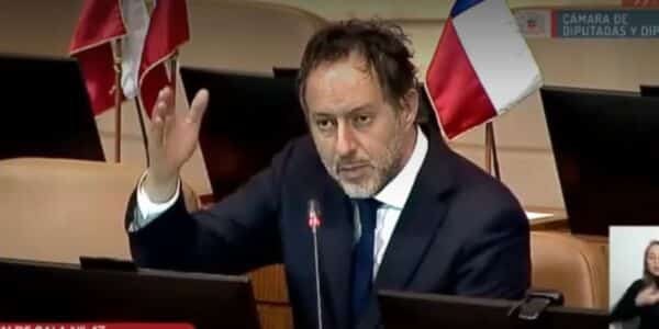 Cristóbal Urruticoechea interviene en la Cámara durante una discusión sobre aborto en tres causales
