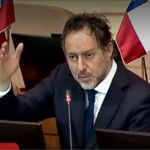 Cristóbal Urruticoechea interviene en la Cámara durante una discusión sobre aborto en tres causales