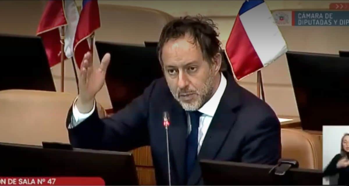 Cristóbal Urruticoechea interviene en la Cámara durante una discusión sobre aborto en tres causales