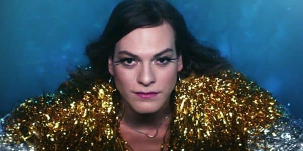 Daniela Vega posa con un vestido gris y botas rojas en una fotografía compartida desde Argentina