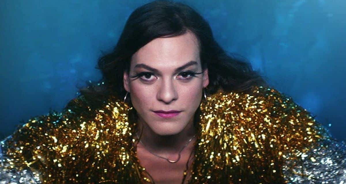 Daniela Vega posa con un vestido gris y botas rojas en una fotografía compartida desde Argentina