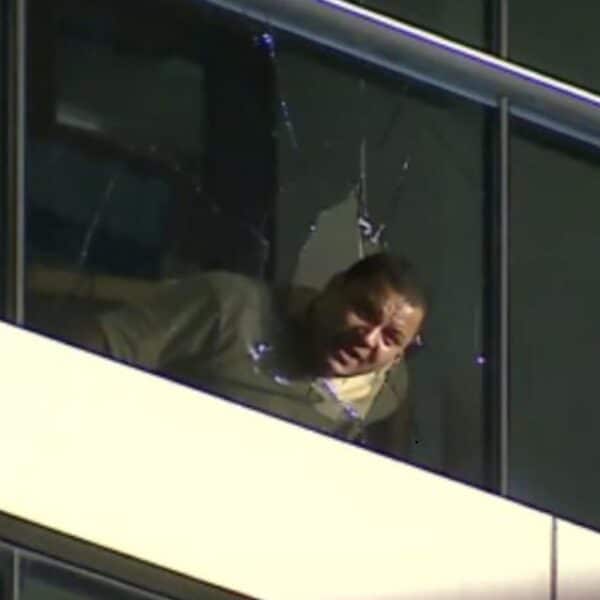 Detective PDI parapetado en un edificio de Las Condes tras denunciar presuntas irregularidades institucionales