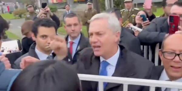 Discusión de Kast en Villarrica durante actividad pública junto a una madre y su hijo