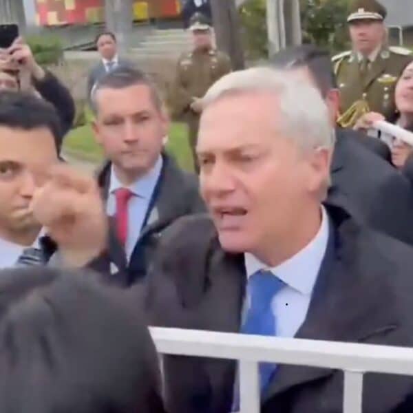 Discusión de Kast en Villarrica durante actividad pública junto a una madre y su hijo